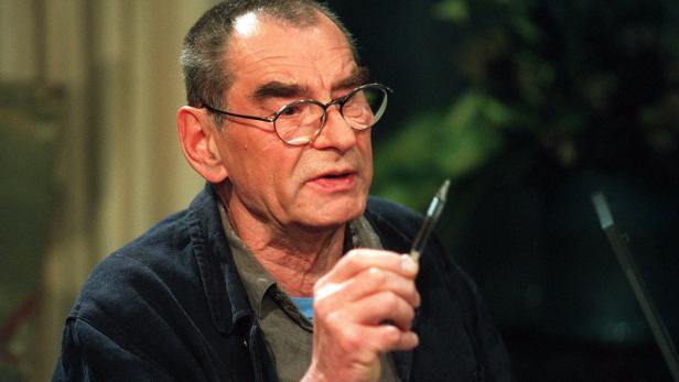 Günter Grass während einer Rede mit einem Stift in der Hand.