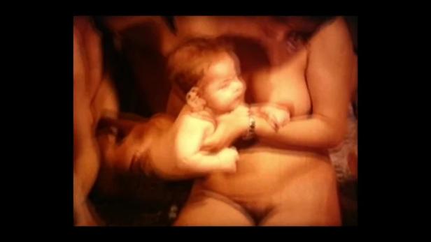 Eine Frau hält ein Baby im Arm.