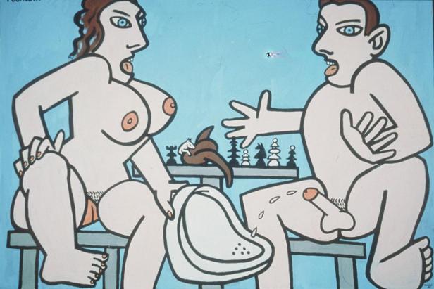 Ein Mann und eine Frau sitzen nackt an einem Tisch mit einer Schachfigur aus Kot und einem Urinal.