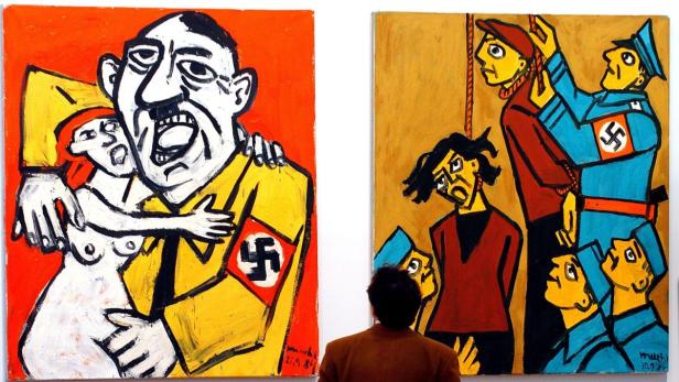 Zwei Gemälde zeigen stilisierte Szenen mit Bezug zum Nationalsozialismus.