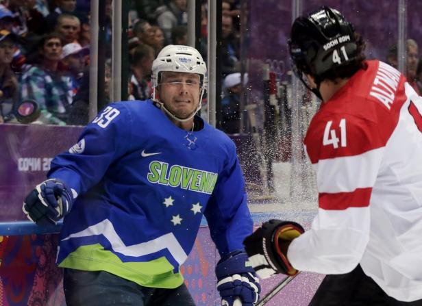 Ein slowenischer Hockeyspieler wird während eines Spiels von einem Puck getroffen.