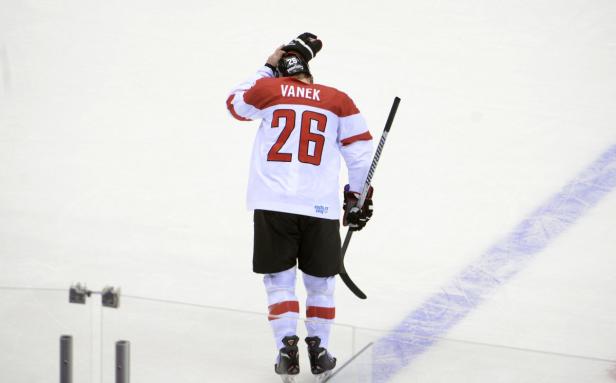 Ein Eishockeyspieler mit der Nummer 26 und dem Namen Vanek auf dem Rücken steht auf dem Eis.