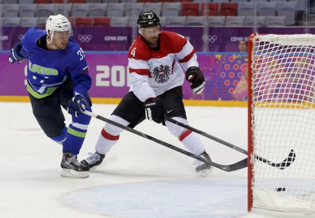 Ein Eishockeyspiel zwischen Slowenien und Österreich vor einem Tornetz.
