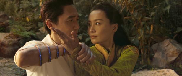 Filmkritik zu Marvels "Shang-Chi and the Legend of the Ten Rings: "Harte Handkante"