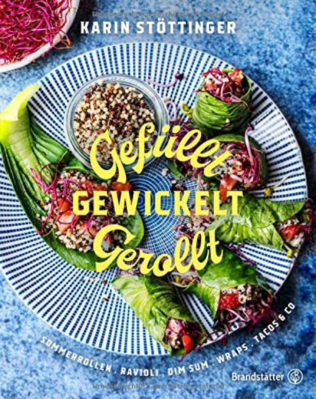 Das Cover des Kochbuchs „Gefüllt. Gewickelt. Gerollt.“ von Karin Stöttinger mit Sommerrollen auf einem Teller.