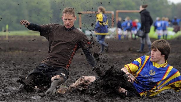 Im Sumpf: Dreckiger Kick beim Moorfußball