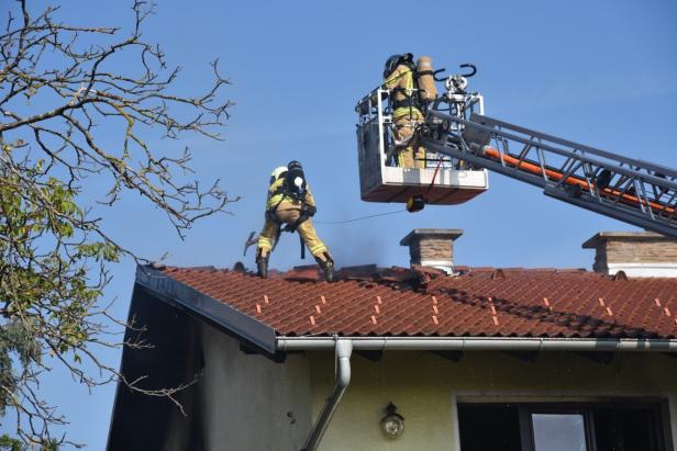 Feuerwehr suchte nach Bewohnern in brennendem Haus