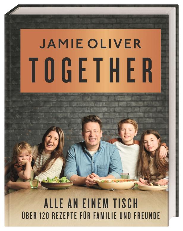 Das Cover des Kochbuchs „Together“ von Jamie Oliver mit seiner Familie am Tisch.