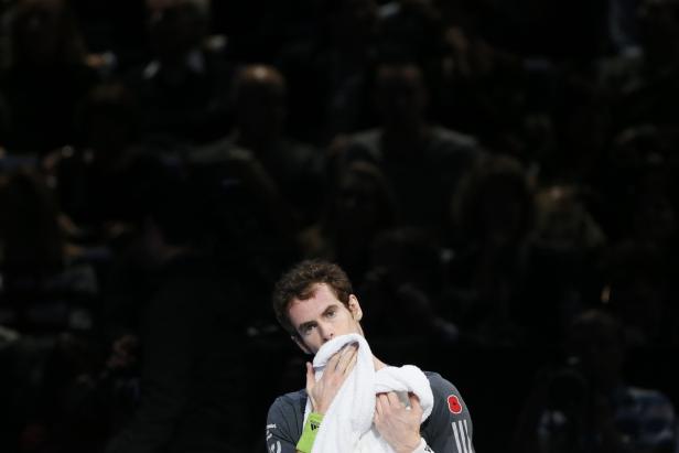 Andy Murray trocknet sich während eines Tennisspiels mit einem Handtuch das Gesicht.