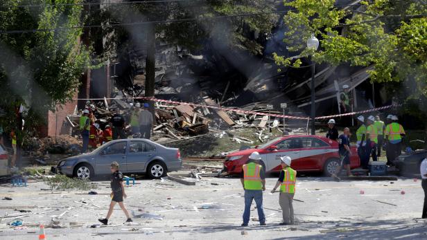 Fire fighters look through the debris of a four-st Washington: Tote nach Explosion in Wohnblock