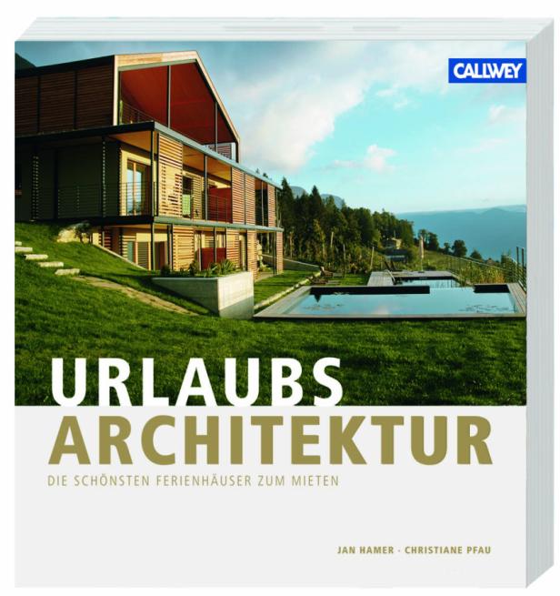 Das Cover des Buches „Urlaubsarchitektur“ von Callwey zeigt ein modernes Ferienhaus mit Pool.