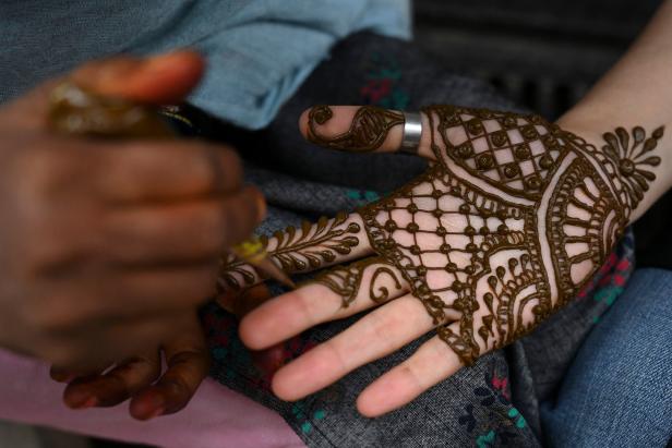 Black Henna: Viele Produkte zur Hautbemalung sind "nicht sicher"