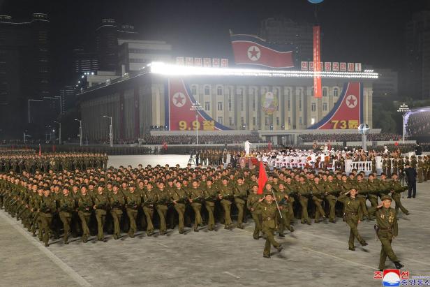 Kim Jong-un hielt nächtliche Militärparade ab