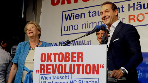 Heinz-Christian Strache und eine weitere Person bei einer Wahlkampfveranstaltung der FPÖ Wien.