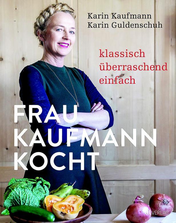 Das Cover des Kochbuchs „Frau Kaufmann kocht“ mit der Autorin und frischem Gemüse.