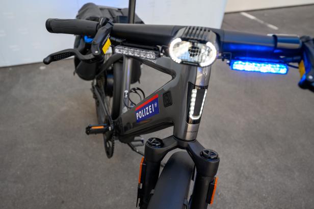 Flotte "E-Bikes" mit Blaulicht für die Polizei