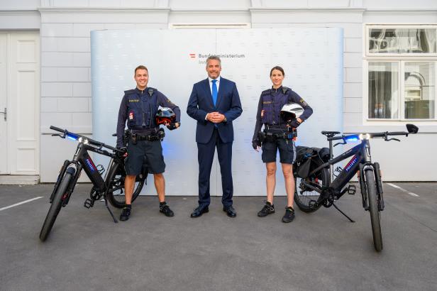 Flotte "E-Bikes" mit Blaulicht für die Polizei