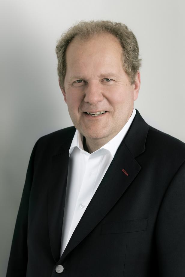 Zinggl Walter, Geschäftsführer IP Österreich Ein Mann mit blonden Haaren und einem schwarzen Anzug lächelt in die Kamera.