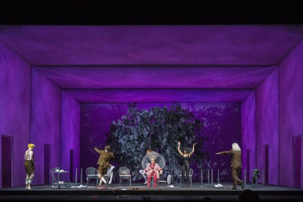 Szenenfotos aus "Bei Einbruch der Dunkelheit" im Burgtheater