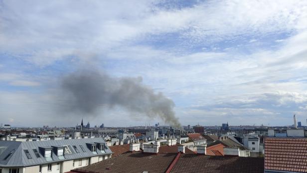 Großeinsatz der Feuerwehr nach Dachbrand in Wien-Mariahilf