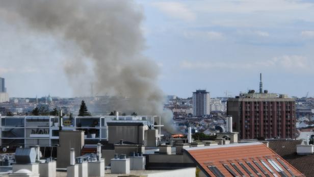 Großeinsatz der Feuerwehr nach Dachbrand in Wien-Mariahilf