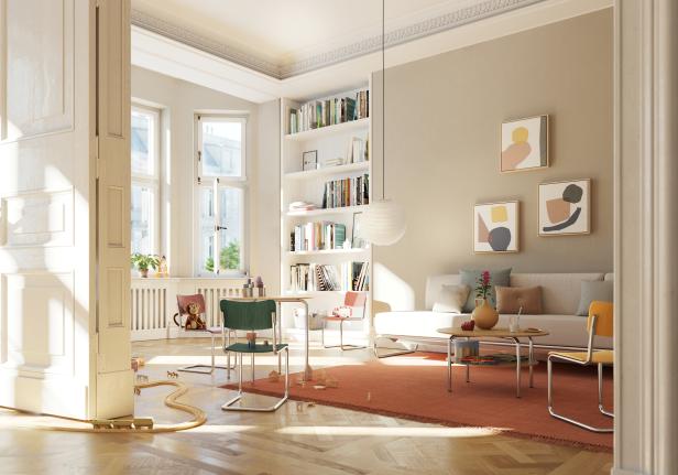 Ein helles Wohnzimmer mit Spielzeug, Büchern und modernen Möbeln.