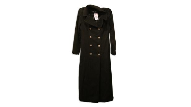 Ein langer, schwarzer Wollmantel mit goldenen Knöpfen hängt vor einem weißen Hintergrund.