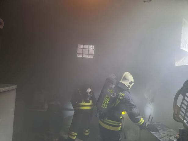 Waschmaschine verursachte Brand in St. Pölten: Zwei verletzte Personen