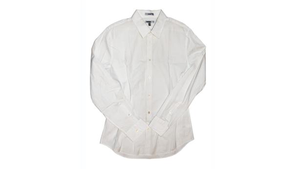 Ein weißes, langärmeliges Hemd liegt auf einem weißen Hintergrund.
