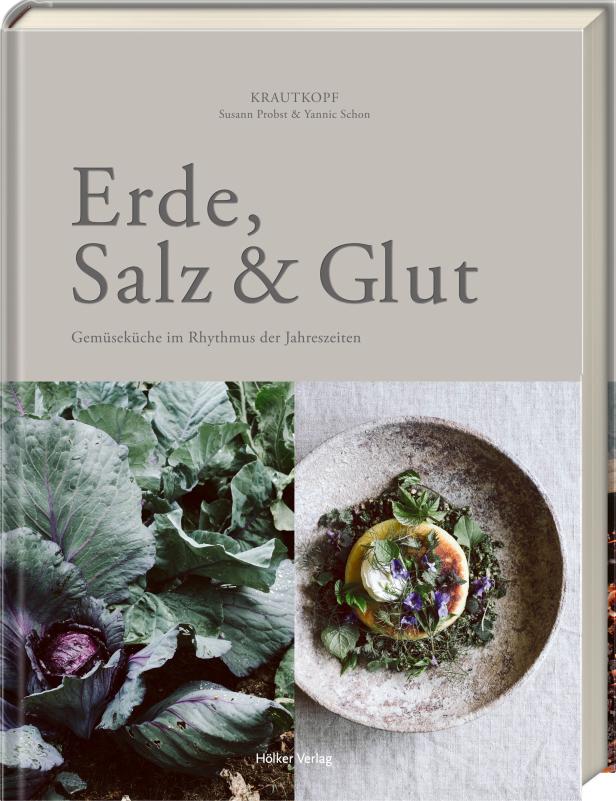 Das Cover des Kochbuchs „Erde, Salz & Glut“ mit einem Foto von Gemüse und einem Gericht.