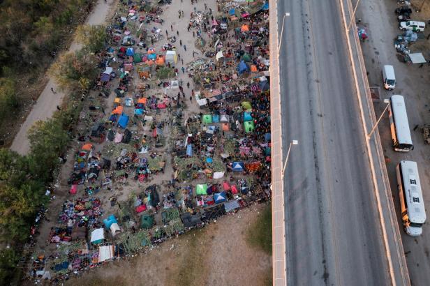 Chaos in den USA: Berittene Grenzbeamte machen Jagd auf Flüchtlinge