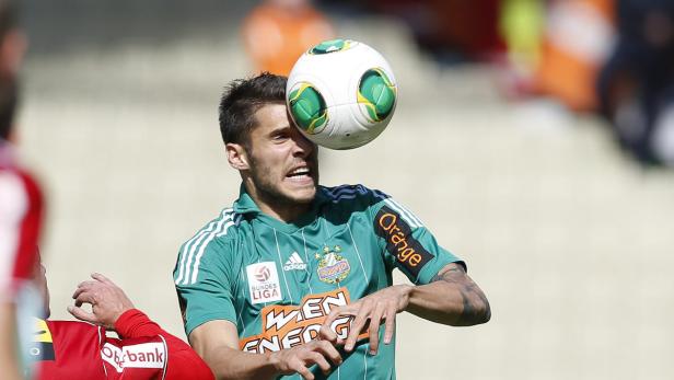 Ein Fußballspieler köpft einen Ball.
