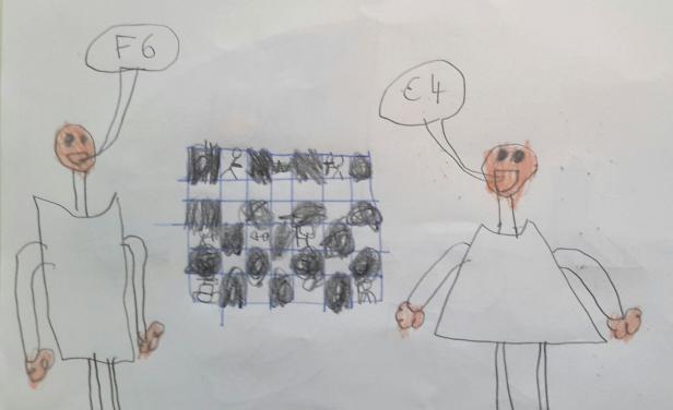 Eine Kinderzeichnung zeigt zwei Figuren, die Schachzüge „F6“ und „E4“ ankündigen.