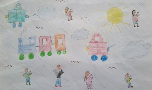 Eine Kinderzeichnung mit einem Zug, Autos, Wolken, Sonne und mehreren Figuren.