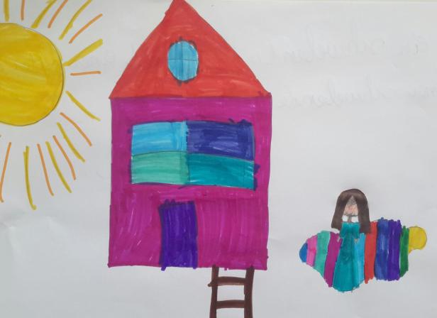 Eine Kinderzeichnung zeigt ein buntes Haus, eine Person und eine Sonne.
