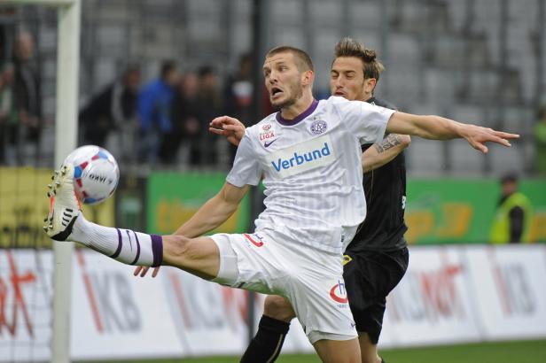 Ein Fußballspieler schießt den Ball während eines Spiels.