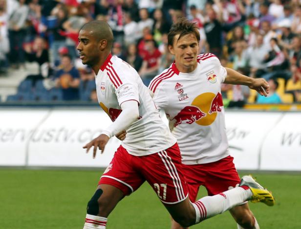 Zwei Fußballspieler von Red Bull Salzburg in einem Spiel.
