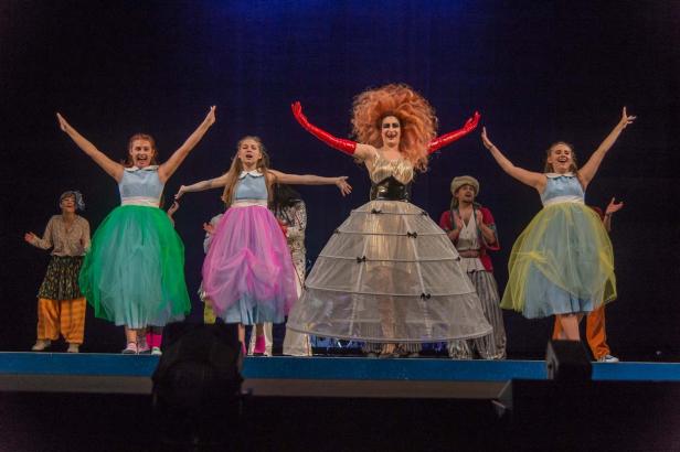 Eine Gruppe von Schauspielerinnen und Schauspielern auf einer Bühne während einer Aufführung.