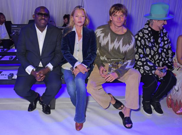 Kate Moss ist der Beweis, dass Bootcut-Jeans wieder im Trend liegen