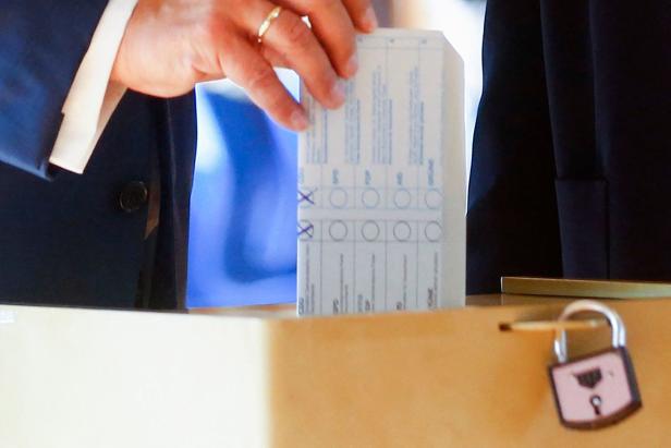 Laschet faltete Stimmzettel im Wahllokal falsch