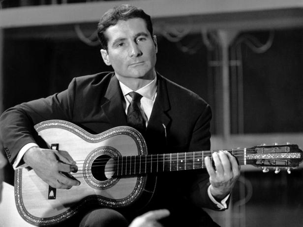 Freddy Quinn spielt Gitarre.