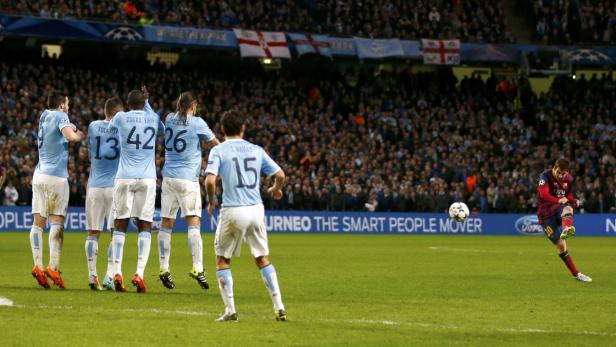 Lionel Messi schießt einen Freistoß während eines Fußballspiels.