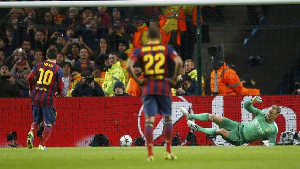 Lionel Messi schießt einen Elfmeter, während der Torwart versucht, den Ball zu halten.