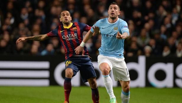 Zwei Fußballspieler während eines Spiels auf dem Rasen.