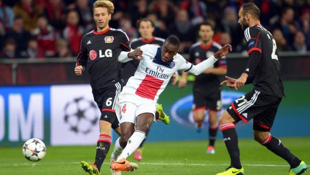 Ein Fußballspieler von Paris Saint-Germain dribbelt den Ball während eines Spiels.