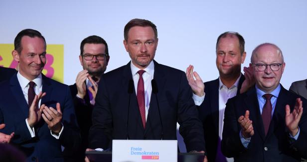 "Hier ist viel los": Vorsichtiger Jubel in der SPD-Zentrale