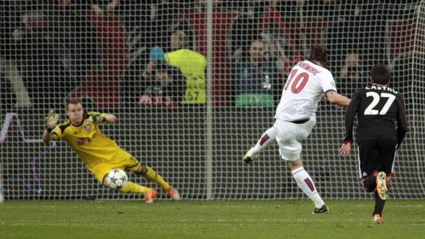 Zlatan Ibrahimović schießt im Fußballspiel aufs Tor, während der Torwart abtaucht.