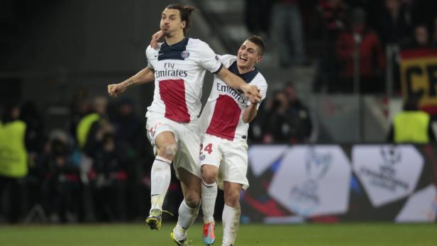 Zlatan Ibrahimović und ein Teamkollege von Paris Saint-Germain jubeln gemeinsam.