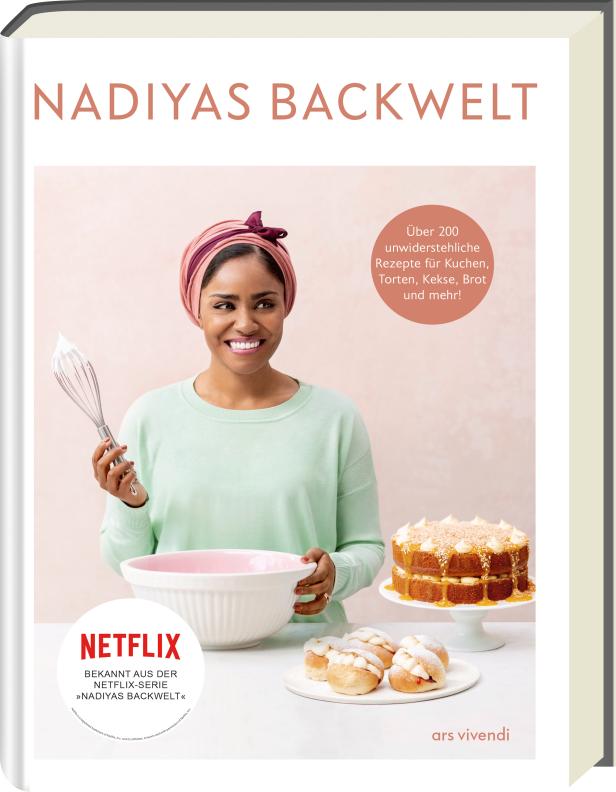 Das Buch „Nadiyas Backwelt“ mit Nadiya Hussain, einem Kuchen und Gebäck auf dem Cover.