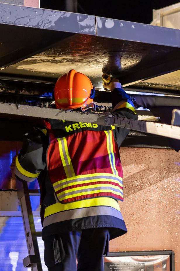Helfer dämmten Imbissbuden-Brand in Krems mit Gartenschlauch ein